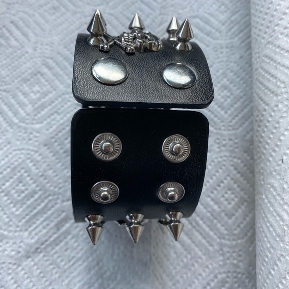 Bracelet skull and spikes biker style. Snap adjustment for 2 size fit. - Picture 4 of 5